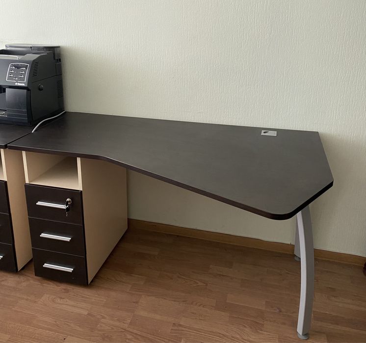 Офісні сучасні столи