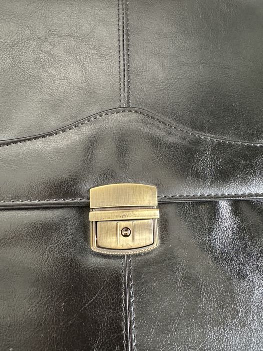 Czarna, skórzana aktówka, używana.