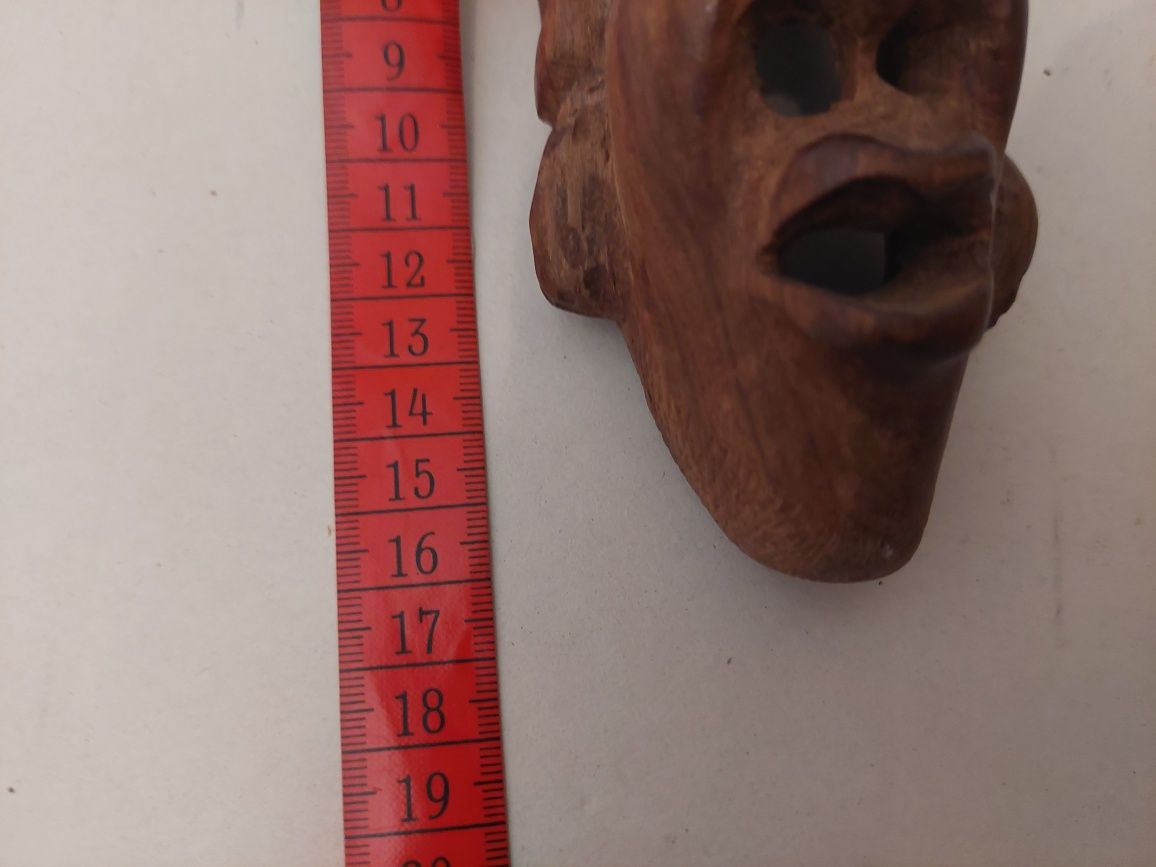 Pequena escultura africana em madeira