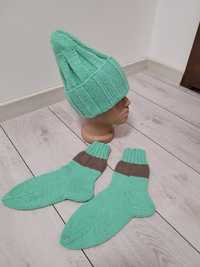 Комплект женский вязаный шапка и носки.  Ручная работа