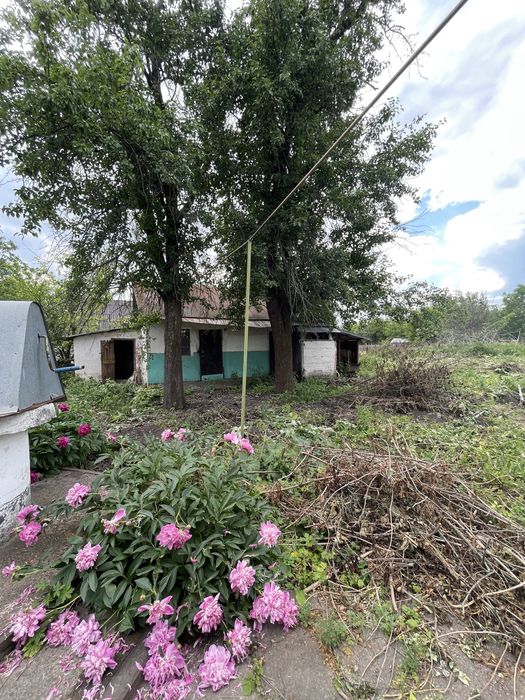 Дом в городе. Узин.Боьшой двор,спокойное место для проживания.