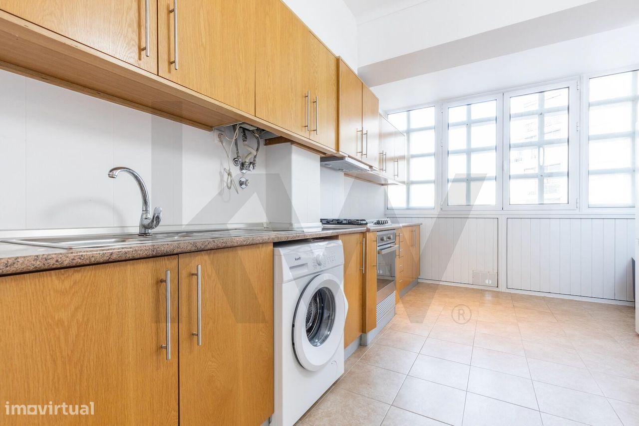 Apartamento T1 transformado em T2 na Av. Estados Unidos da América.