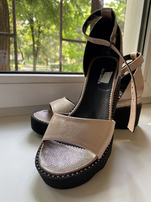 Босоножки пудровые на платформе