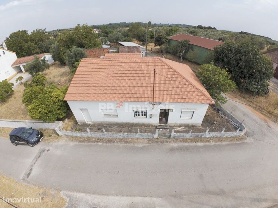Moradia T3 Térrea por recuperar com quintal e garagem, situada pert...