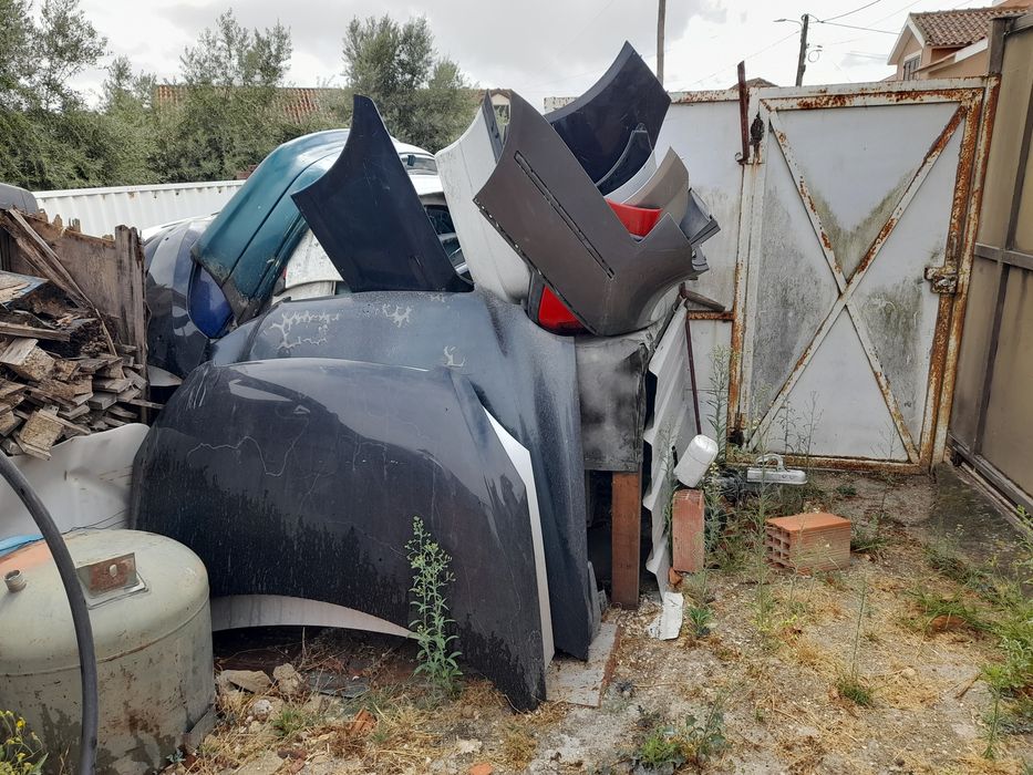 Vendo vários tipos de para-choques, capoms e vidros para malas e porta