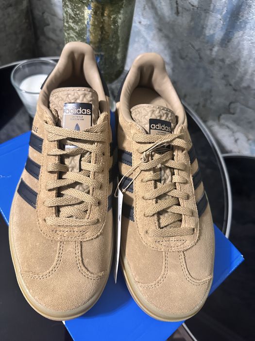 Продаю нові  кросівки adidas оригінал