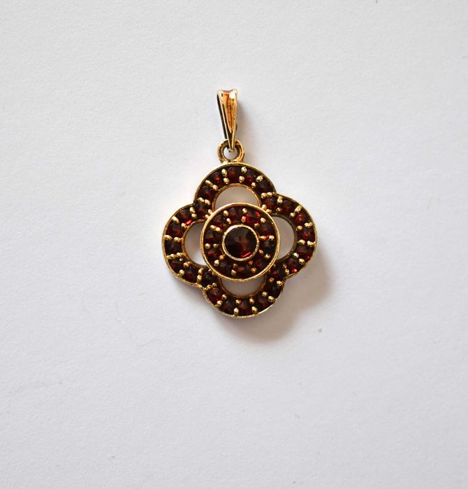 Zabytkowa zawieszka z granatami