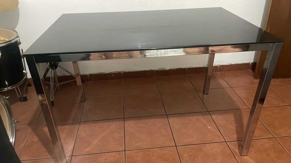 Mesa tampo de vidro preto e pernas em metal + 4 cadeiras - 50 euros