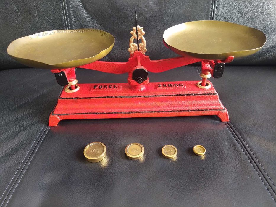 Antiga balança mercearia, 2 Kg, com prato e pesos certificados