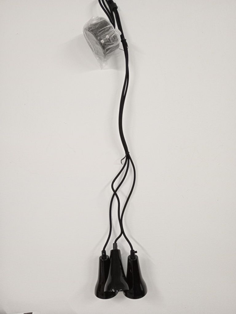 Lampa sufitowa, 3 źródła światła, długość 1,3 m.