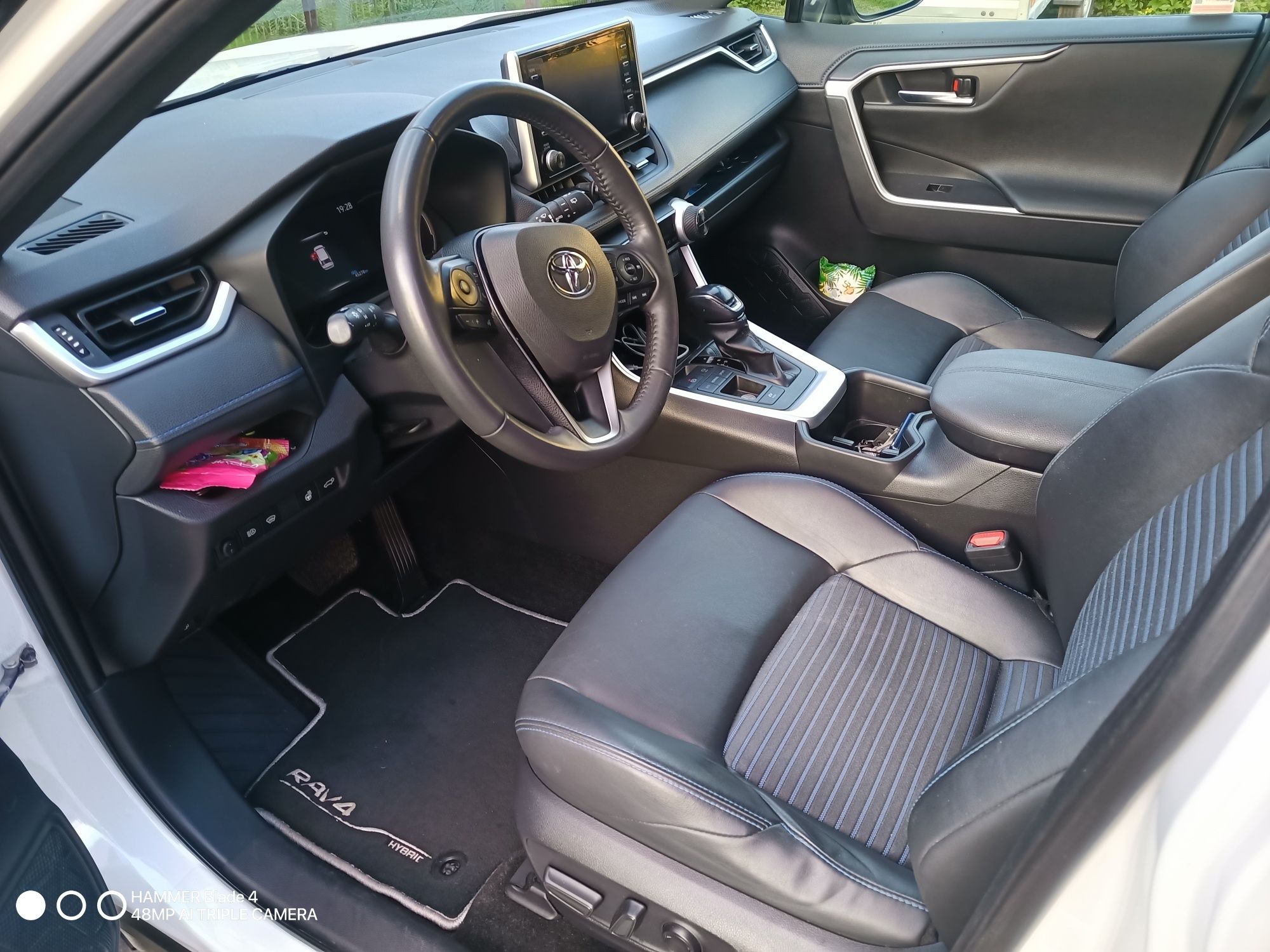 Toyota RAV4 V Selection Hybrid 2022rok