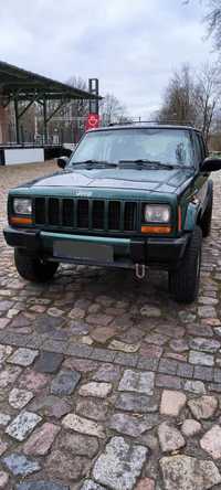 Samochód terenowy jeep Cherokee XJ4.0