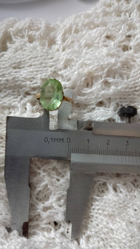 Miedziany pierścionek z zielonym kamieniem