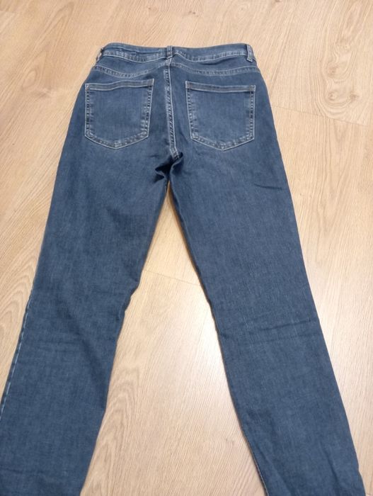 Сірі та сині джинси