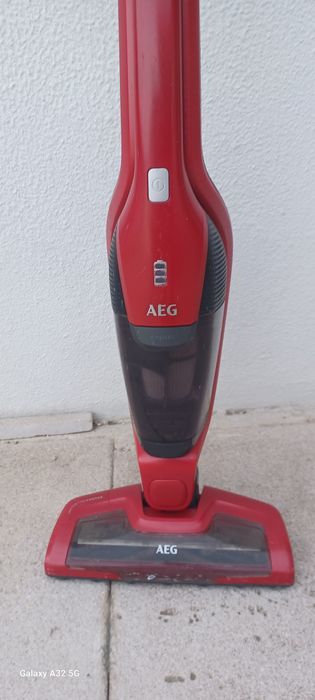 Aspirador vertical AEG sem carregador