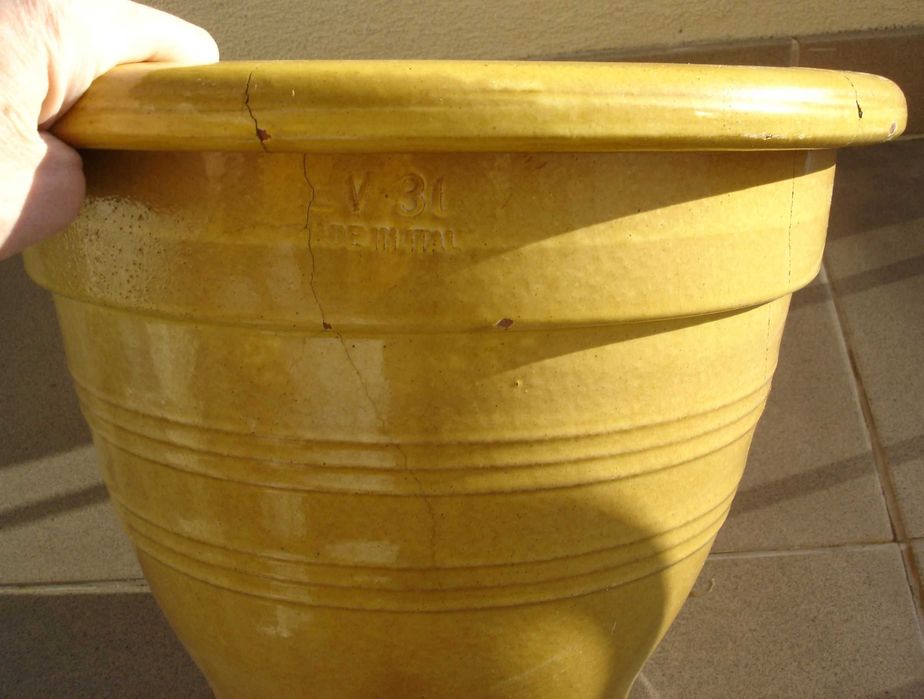 Pęknięta, żółta, duża, używana doniczka. Odbiór osobisty.