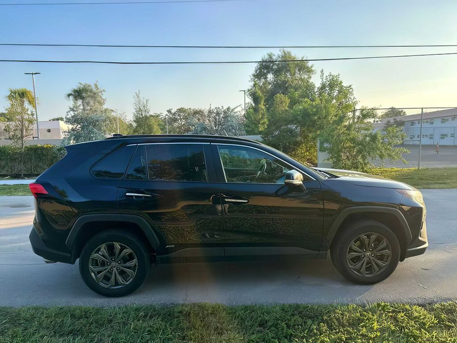 Toyota RAV4      2023