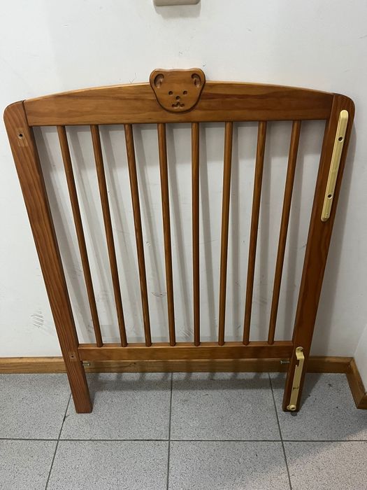 Cama para bebé de madeira