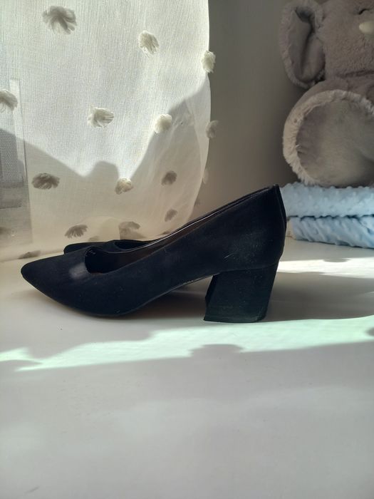 Sapatos pretos novos