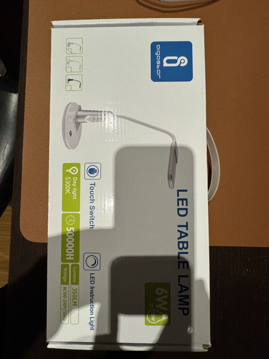 Candeeiro LED com regulação de intensidade de luz e de posição
