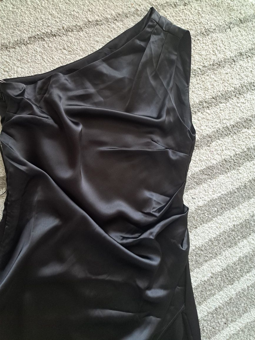 Satynowa czarna sukienka na jedno ramię H&M rozmiar 36