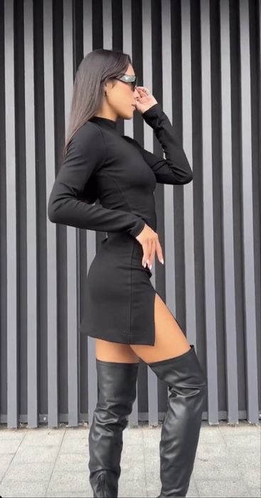 Чорна сукня з горлом та розрізом