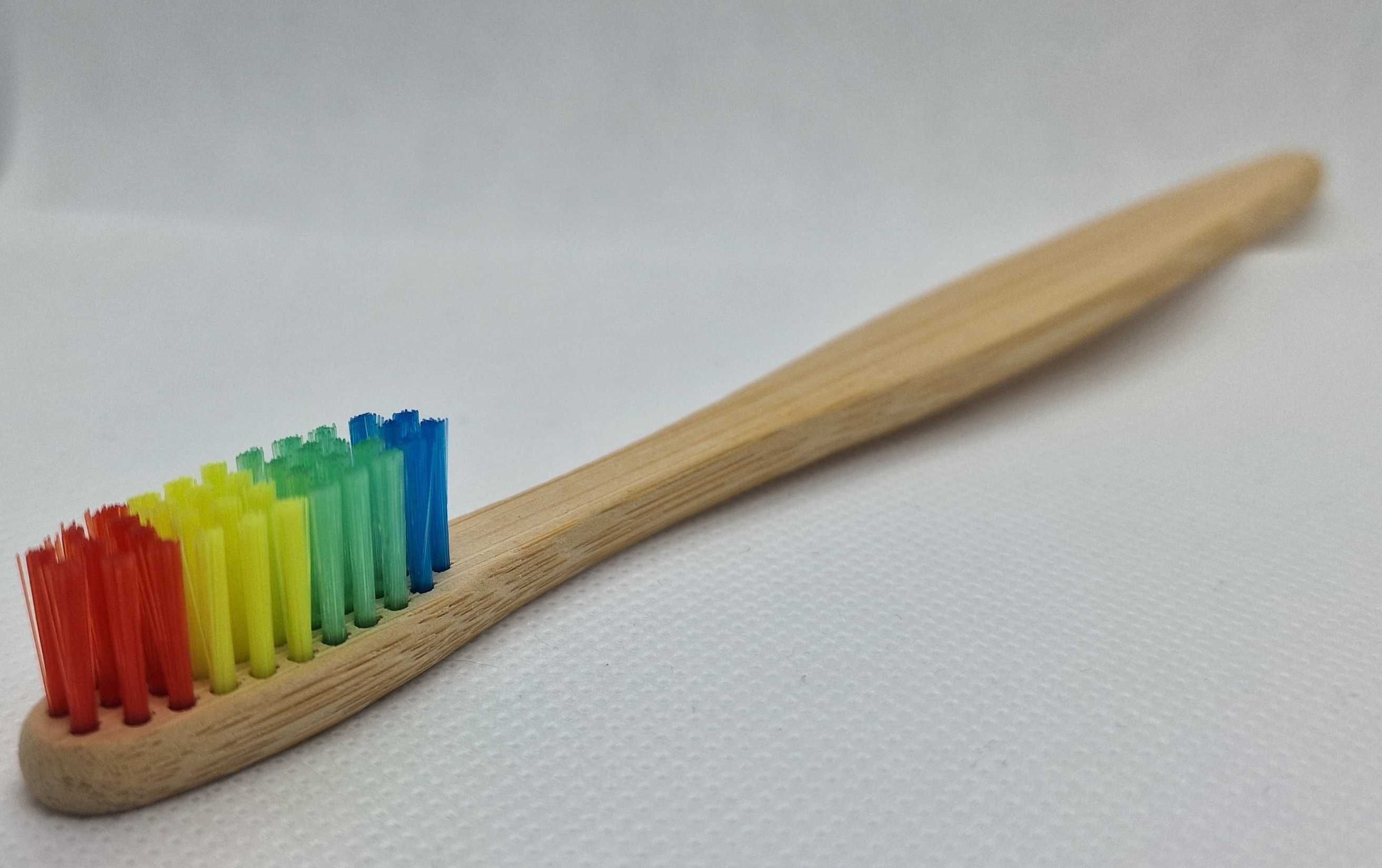 Bambusowa miękka szczoteczka do zębów EKO kolorowa