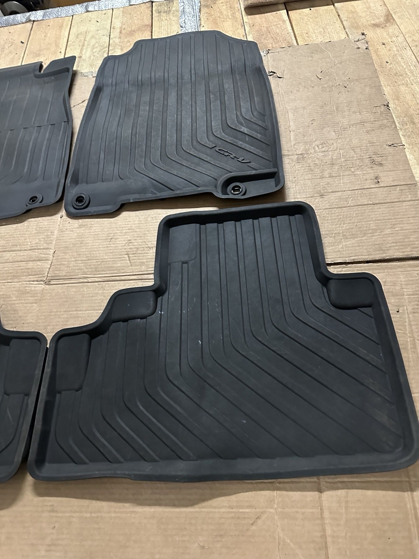 Продам резинові килимки для Honda CR-V4