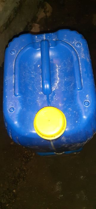 Продам пластикові каністри на 20 лт.