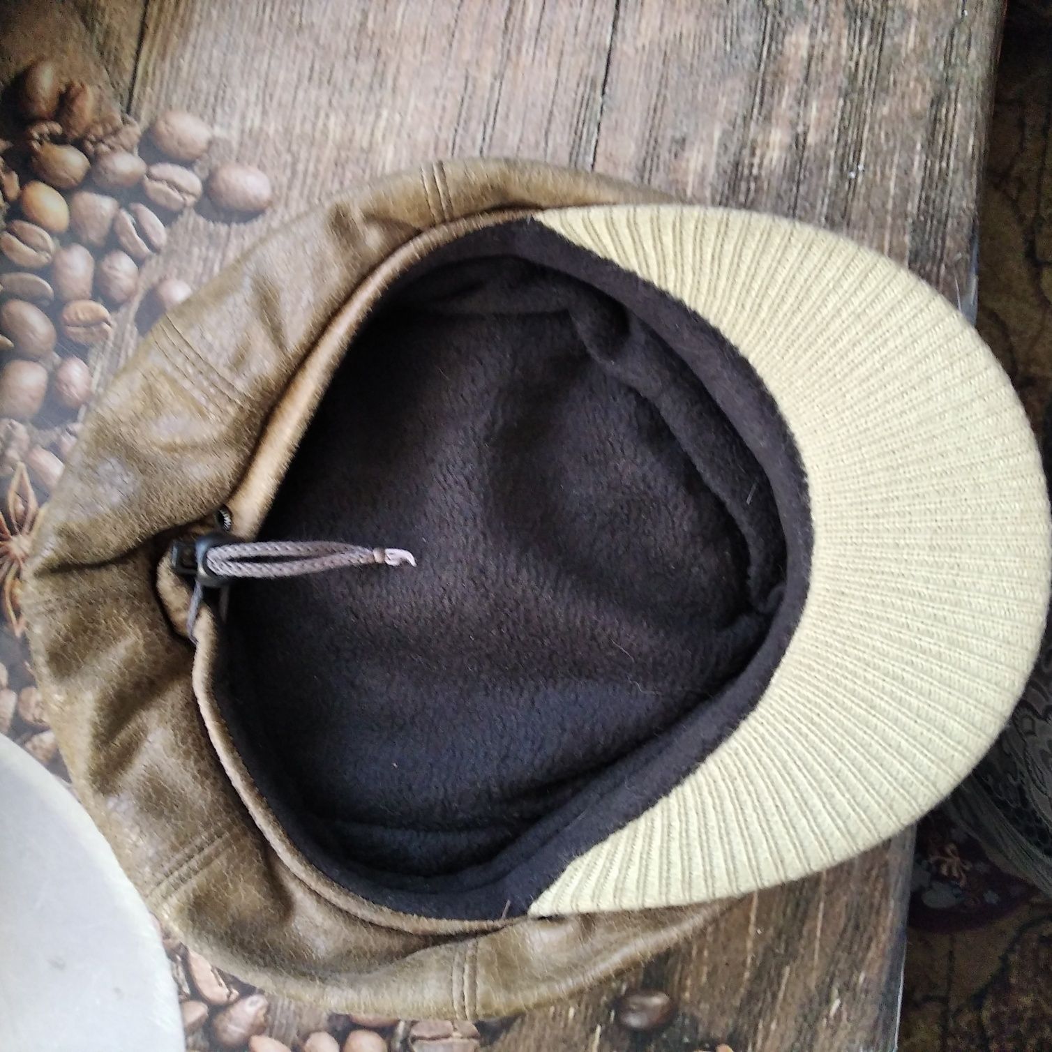 Продам шапку- кепку демисезон.. Объем регулируется шнурком.
