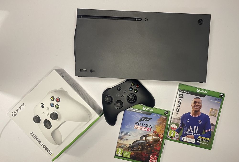 Konsola XBOX series X + dodatkowy pad + gra Fifa 2022 + gra Forza Hori