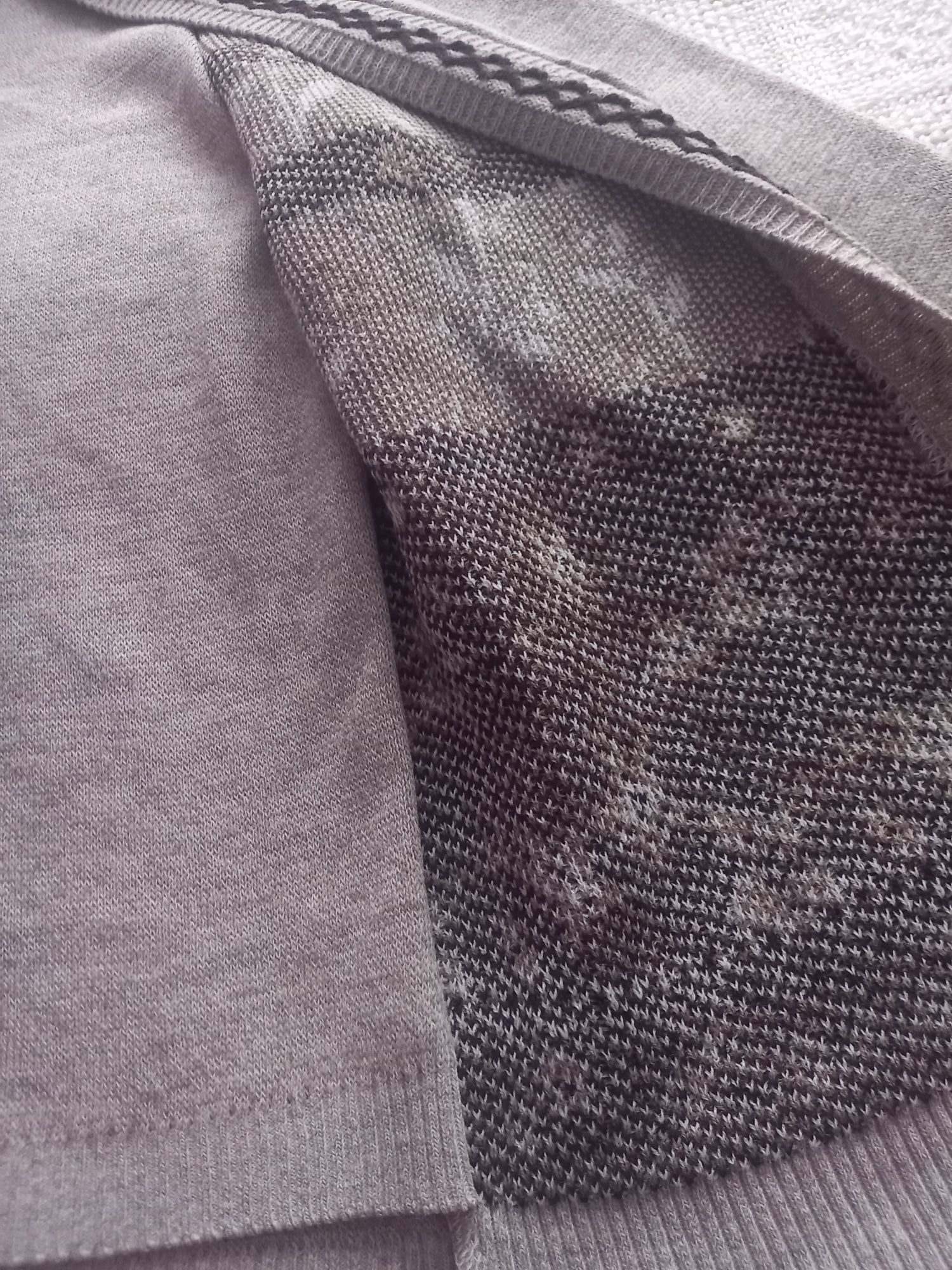 Ciekawy sweter z kwiatowym wzorem