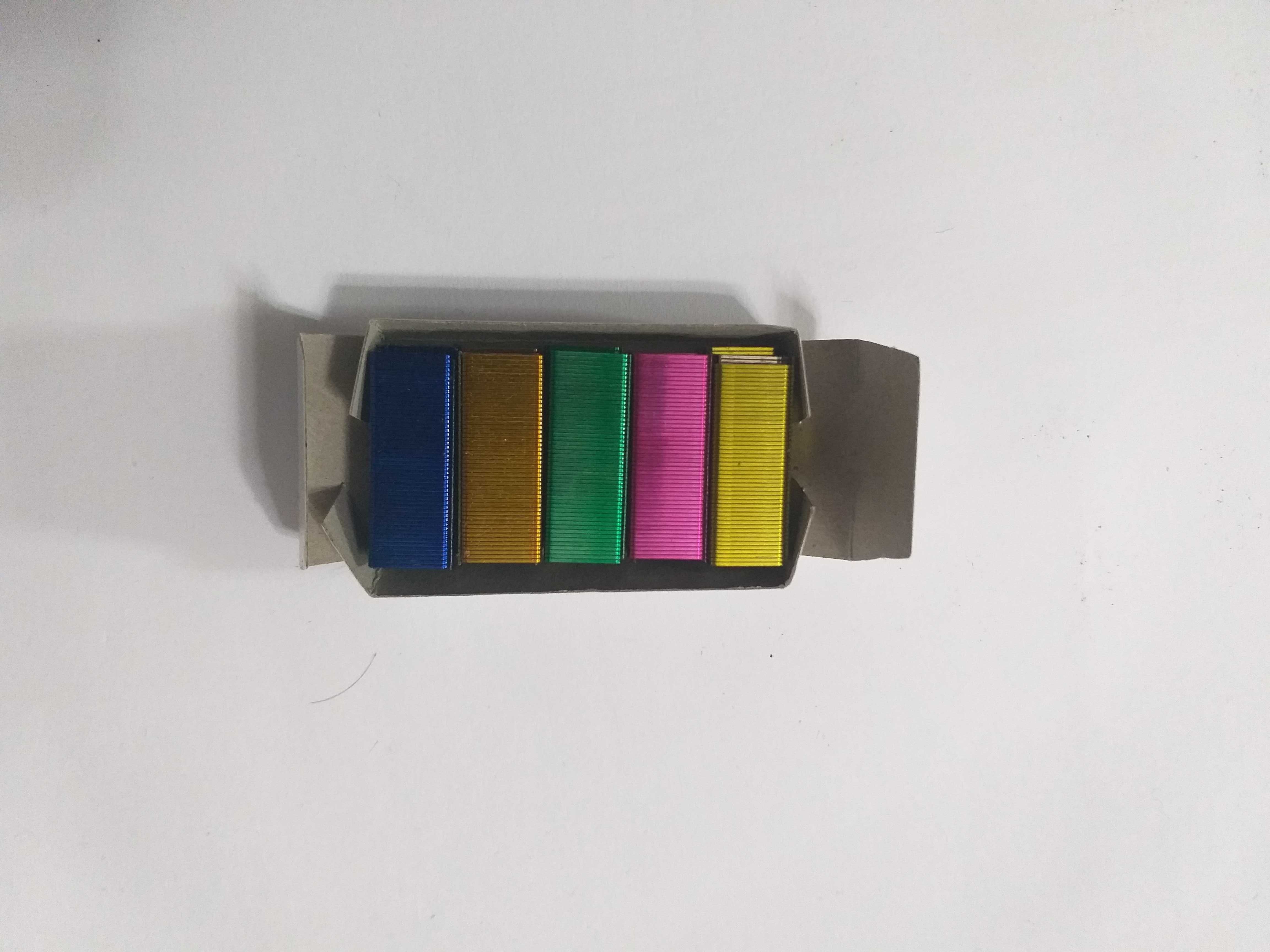 Caixa de Agrafos n.º 10 coloridos Nova com 1000 unidades