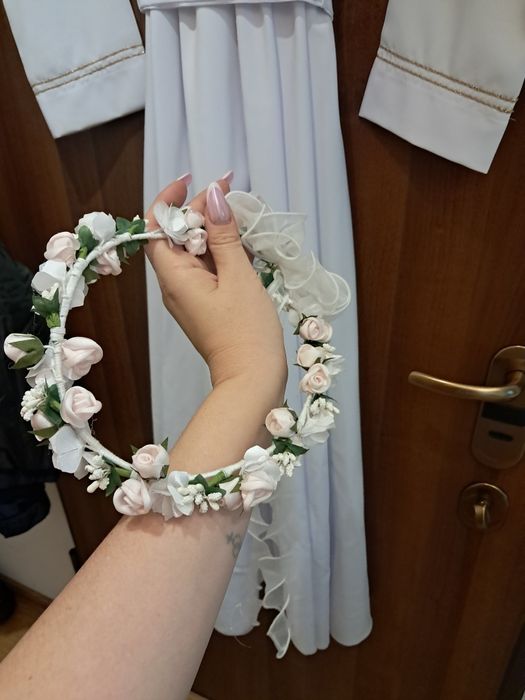 Alba komunijna plus dodatki dla wysokiej dziewczynki