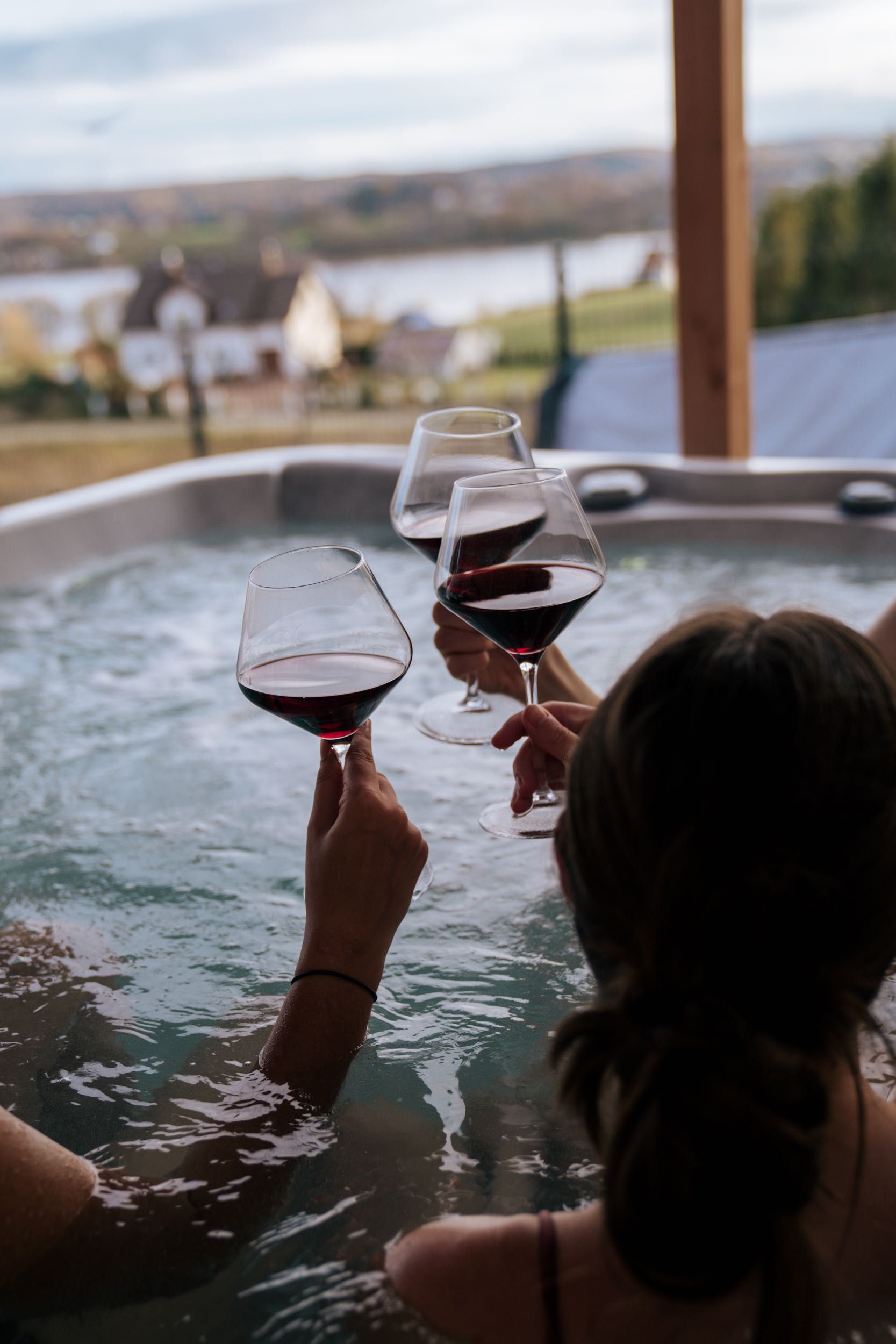 Domek z prywatnym jacuzzi !!! + sauna z widokiem na jezioro!