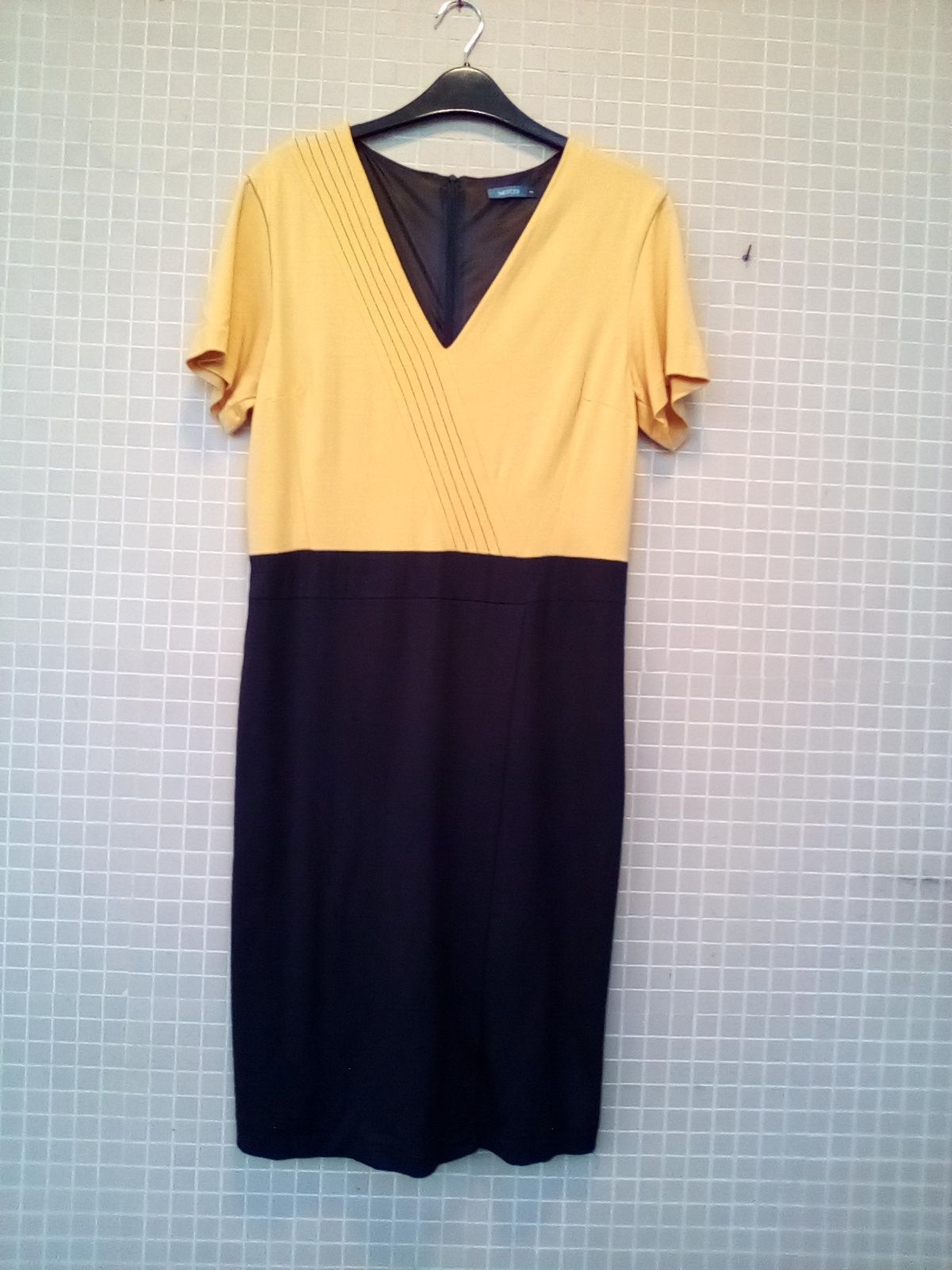 Vestido em malha, côr azul escuro com corpo amarelo.