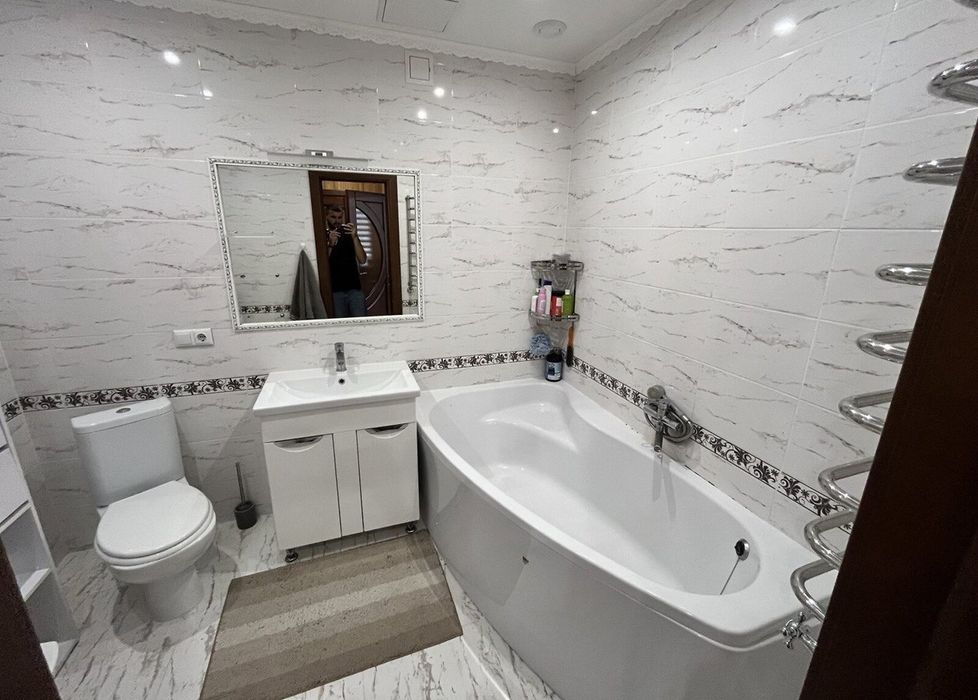 Оренда стильної трикімнатної квартири в Гречанах