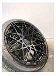 Czarne kute felgi BC Forged z oponami 22''