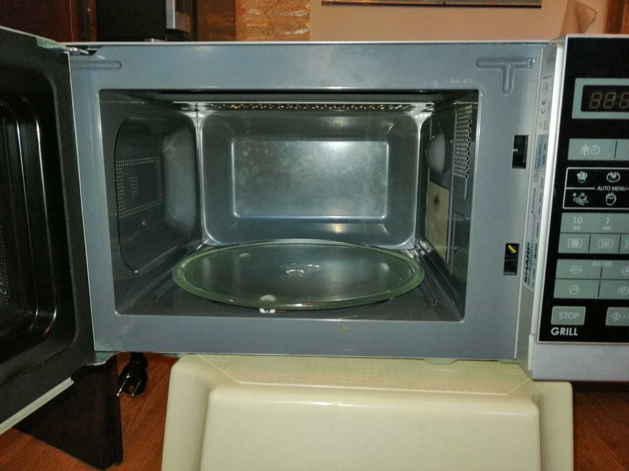 Kuchenka mikrofalowa z grillem SHARP R642/R742