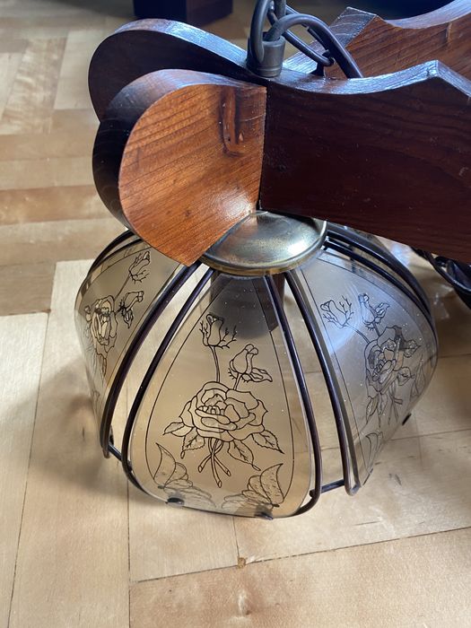 Lampa retro vintage drewniana ze szkoanymi kloszami