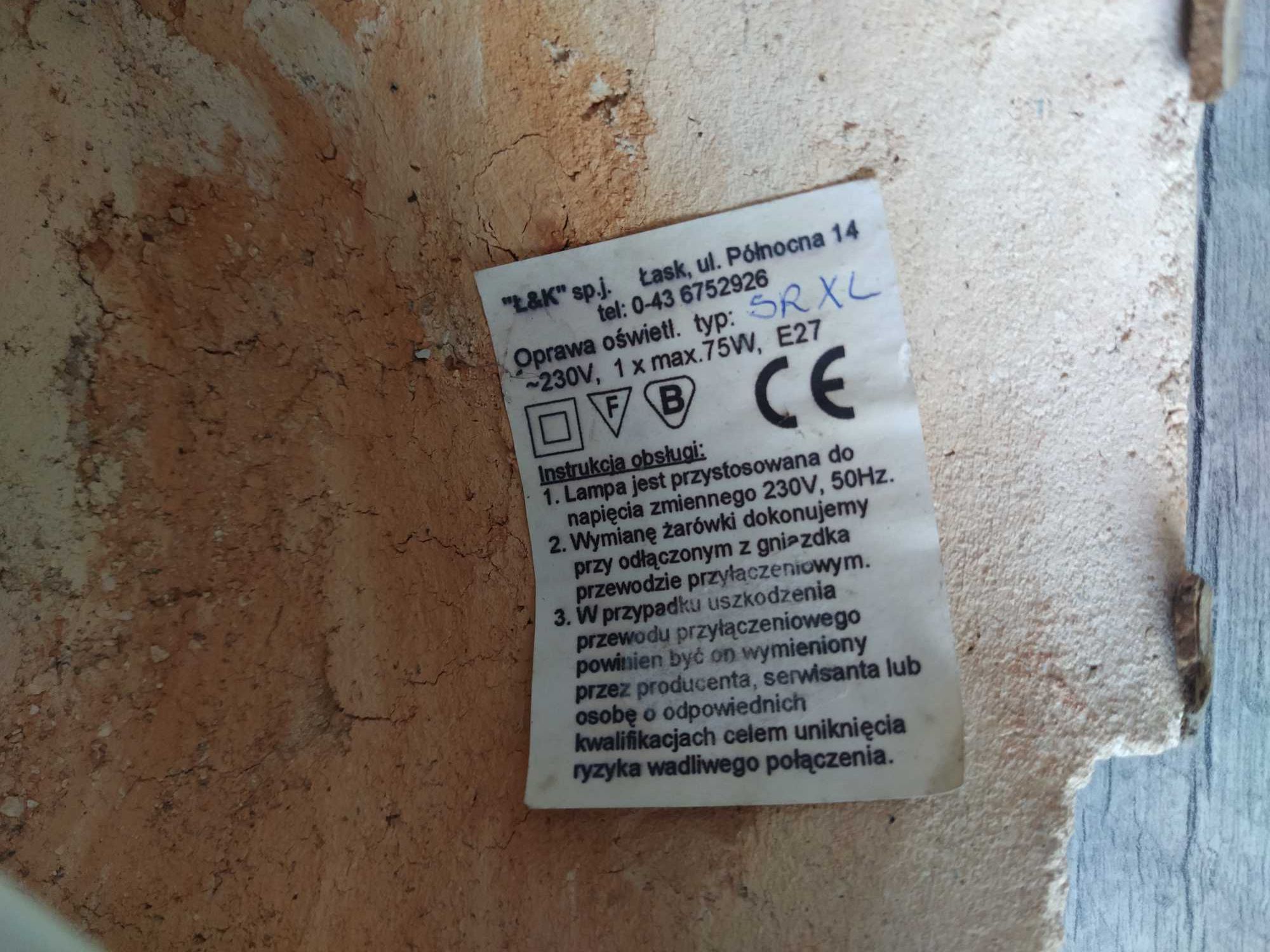 Lampka industrialna loftowa na dużej podstawie z kruszonego piaskowca