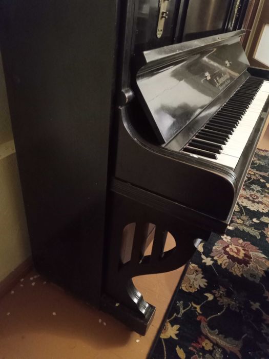 przedwojenne czarne, zabytkowe pianino Banasikowski