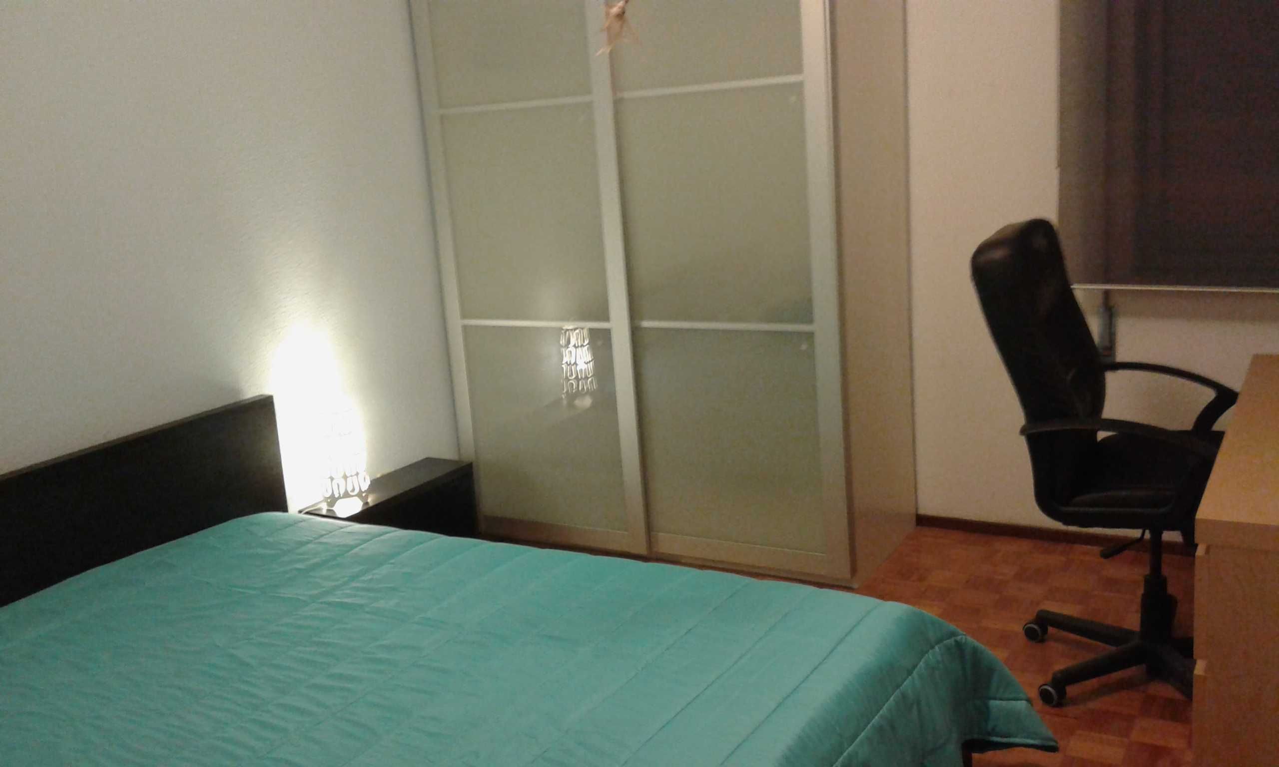 Quarto com cama de casal (só para uma pessoa)