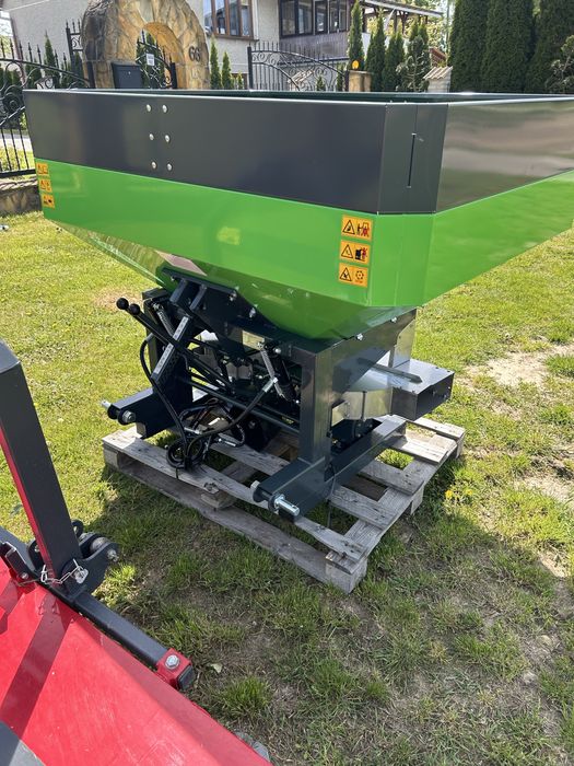 Rozsiewacz nawozu Polowy/Sadowniczy 600/1200L LANGREN