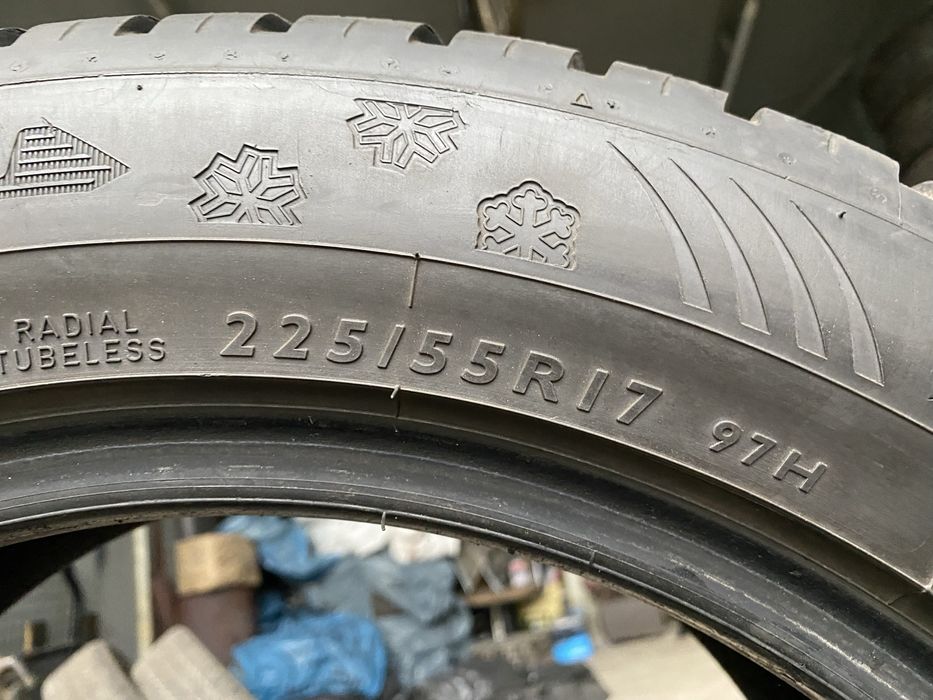 Продам резину 225/55/17 зима Dunlop
