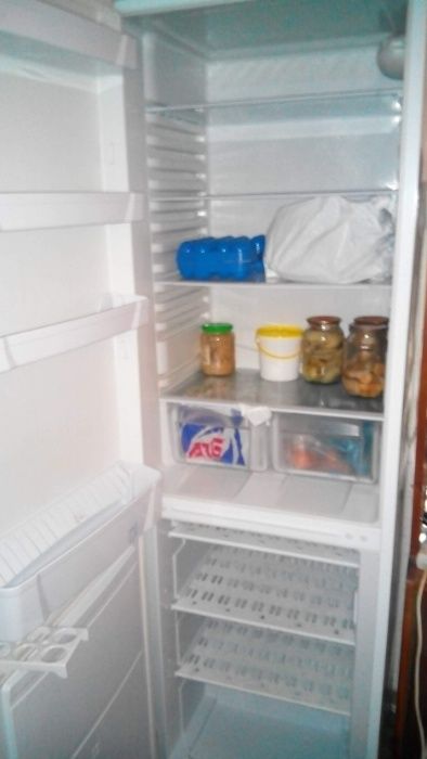 Двухкамерный холодильник INDESIT SB 200. Большой вместительный обьем.