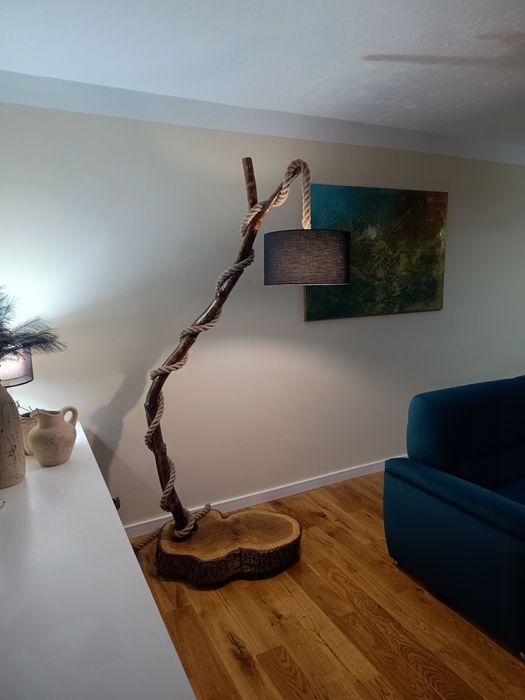 Lampa podłogowa robiona ręcznie