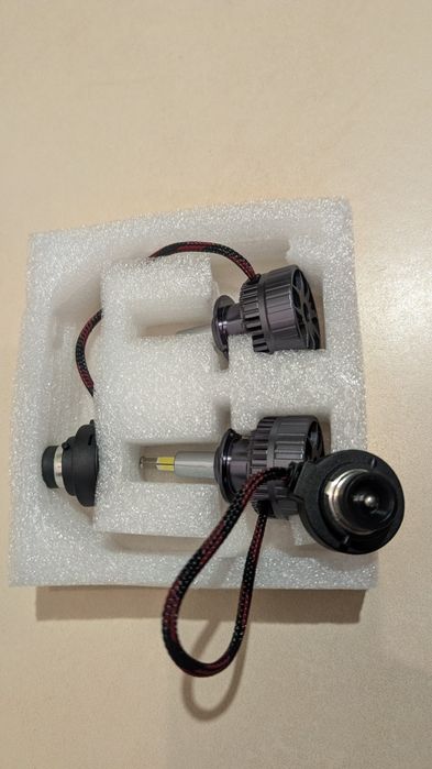 ЛЕД LED на Ксенон (в лінзу) лампи головного світла (в передні фари) D2