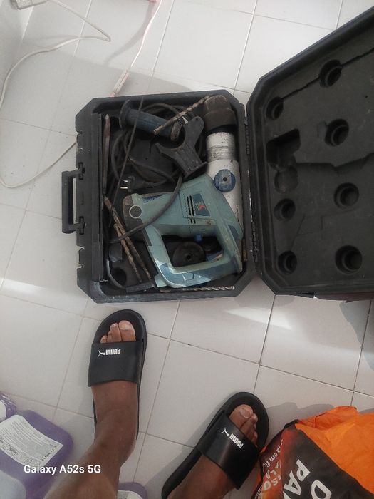 Varias ferramentas de pedreiros e ladrilho  e 2 martelos eléctricos