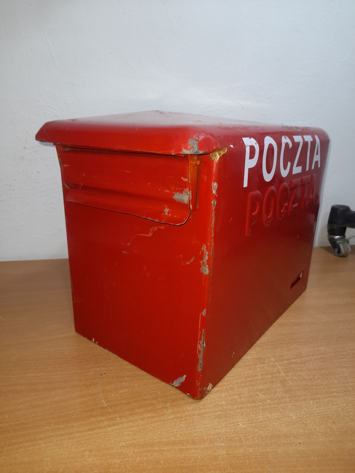 Stara skrzynka pocztowa z kluczem PRL